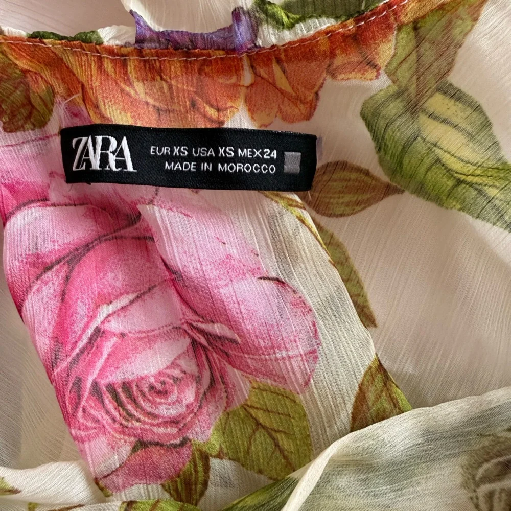 Zara Floral Flowy Blouse. - Picture 5 of 5